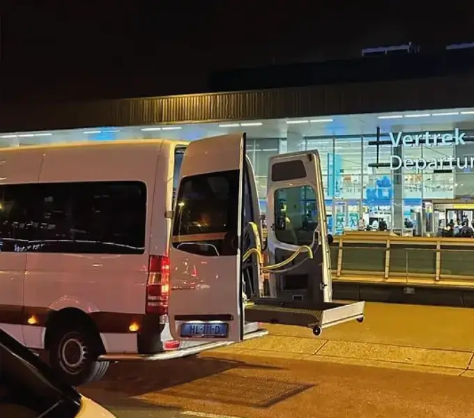 Rolstoelbus bij Schiphol voor reizigers uit Culemborg